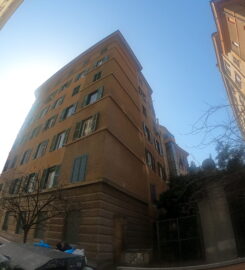 Segni delle bombe a Piazza Bologna